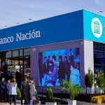 Cómo Pueden Acceder las AUH a Préstamos en el Banco Nación banco-nacion-sucursal-con-clientes-atendiendo