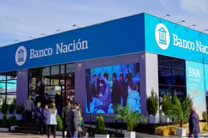 banco nacion sucursal con clientes atendiendo