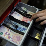 Es cierto que el aguinaldo es la mitad del sueldo en Argentina billetera-abierta-con-billetes-argentinos-y-monedas