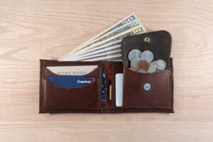 billetera doble cierre con billetes y monedas