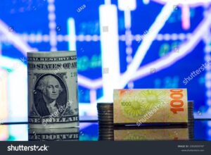 billetes argentinos y billetes estadounidenses juntos