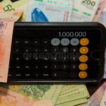 billetes-argentinos-y-calculadora-financiera-sobre-escritorio
