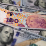 billetes-argentinos-y-telefono-movil-realizando-transferencia