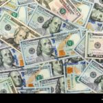 billetes-de-dolar-estadounidense-con-fondo-financiero