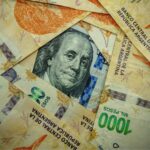 billetes-de-dolar-y-mapa-de-argentina