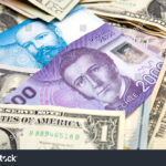 Cómo Funciona Un Convertidor De Monedas Dólar A Peso Chileno billetes-de-dolar-y-peso-chileno-juntos