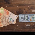 billetes-de-dolar-y-pesos-argentinos-juntos
