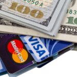 billetes-de-dolar-y-tarjetas-de-credito