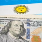 billetes-de-dolares-estadounidenses-sobre-fondo-argentino