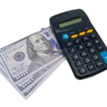 billetes-de-dolares-junto-a-calculadora-financiera