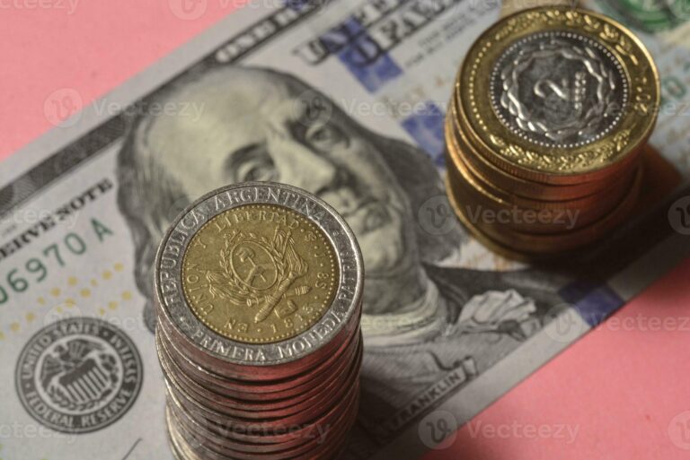 Cuál Fue El Valor Del Dólar Ayer En Argentina Y Por Qué Cambió 2 billetes de dolares y monedas argentinas juntas