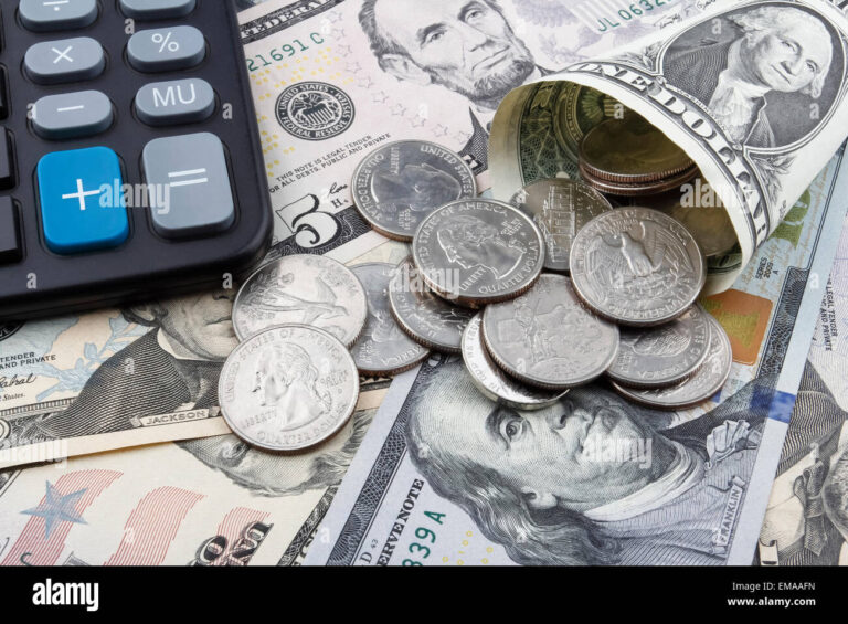 Conviene invertir en Plazo Fijo o en Mercado Pago para ahorrar 26 billetes y monedas apilados junto a calculadora