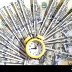 billetes-y-reloj-sobre-fondo-financiero