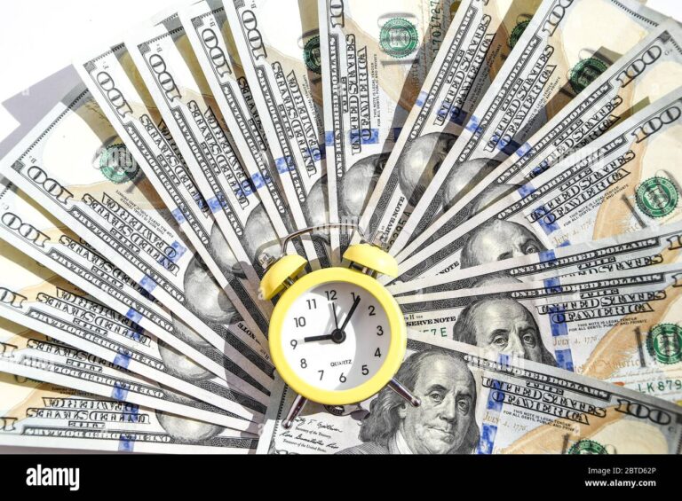 Qué Pasará Con Los Plazos Fijos Si Cambian Las Tasas De Interés 32 billetes y reloj sobre fondo financiero