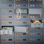 caja-de-seguridad-bancaria-abierta-con-recuerdos-personales