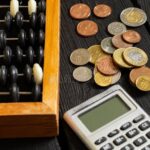 calculadora-con-billetes-y-monedas-cercanas