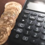 calculadora-digital-con-simbolos-bitcoin-dolar