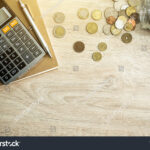 calculadora-financiera-y-monedas-sobre-mesa