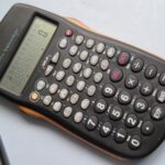 Cómo funciona una calculadora de sistema francés para créditos calculadora-vintage-con-formulas-y-numeros