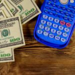 calculadora-y-billetes-en-mesa-de-madera
