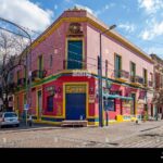 Por qué Elegir Santa Lucía Hogar para tu Casa en Argentina casa-argentina-tipica-con-jardin-y-fachada-colorida