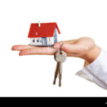 casa-con-banco-y-llaves-en-mano