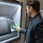 cliente-usando-cajero-automatico-moderno