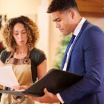 consumidor-leyendo-contrato-y-examinando-producto