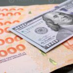 dinero-argentino-y-billetes-apilados-juntos
