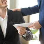 Qué Establece La Ley Del Aguinaldo En Argentina Y Cómo Se Calcula empleado-recibiendo-bono-de-aguinaldo-feliz