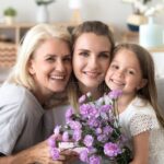 familia-feliz-celebrando-dia-de-la-madre