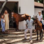 Cómo acceder a los programas de Argentina Casa Propia para tu vivienda familia-feliz-frente-a-casa-moderna-argentina