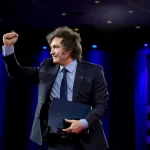 Qué Son Casas de Créditos Personales Y Cómo Funcionan En Argentina gente-firmando-contrato-prestamo-personal-argentina