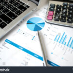 grafico-financiero-con-computadora-y-calculadora