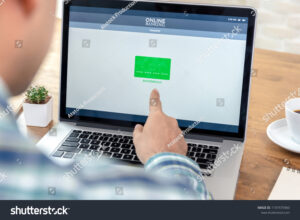 hombre usando computadora con sitio web bancario