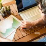 joven-aprendiendo-bolsa-de-valores-en-laptop