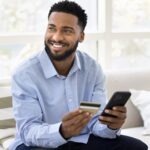 joven-solicitando-tarjeta-de-credito-banco