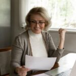 jubilado-feliz-con-documento-y-dinero