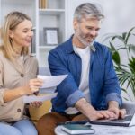 jubilado-satisfecho-con-documentos-y-dinero