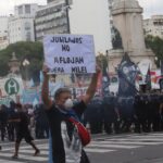 jubilados-argentinos-recibiendo-apoyo-social