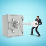 llave-metalica-sobre-fondo-financiero-azul