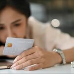 mano-cancelando-pago-con-tarjeta-credito