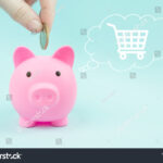 mano-guardando-dinero-en-alcancia-digital