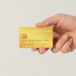 mano-sosteniendo-tarjeta-de-credito-dorada
