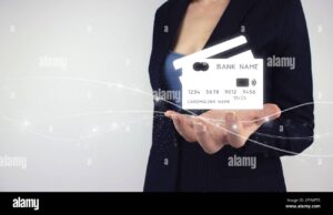 mano sosteniendo tarjeta de credito virtual digital