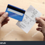 mano-sosteniendo-tarjeta-visa-y-recibo