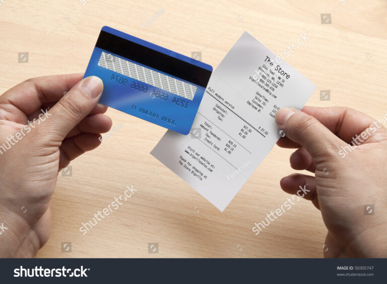 Cómo Puedo Cancelar Una Compra Con Tarjeta Visa Crédito 1 mano sosteniendo tarjeta visa y recibo
