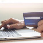 mano-usando-computadora-para-pago-online