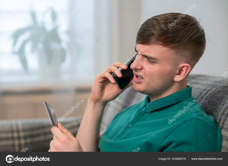 manos bloqueando tarjeta de credito robada