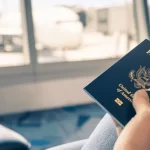 manos-con-pasaporte-y-dinero-digital-internacional